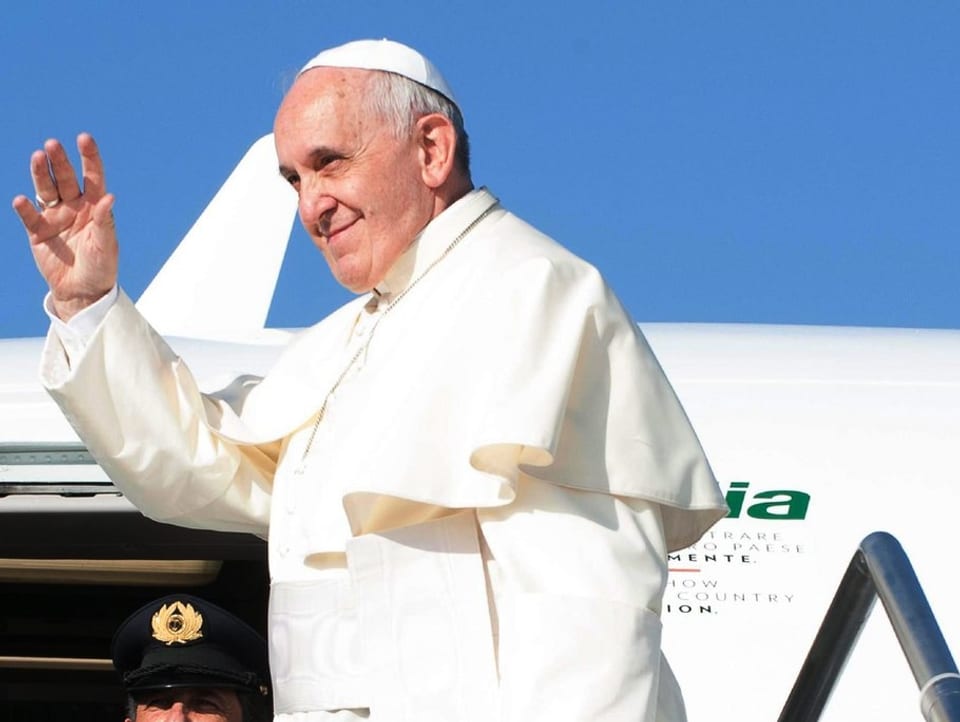 Ein winkender Papst Franziskus.