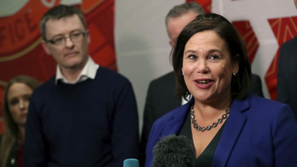 Mary Lou McDonald spricht vor Medien.