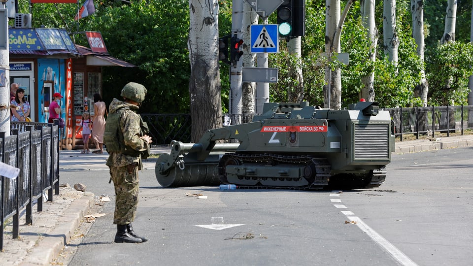 Pro-russischer Kämpfer steuert Minenräumungsroboter in der Ukraine.