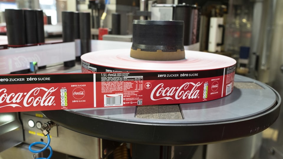 Coke zero Flaschen werden etikettiert.