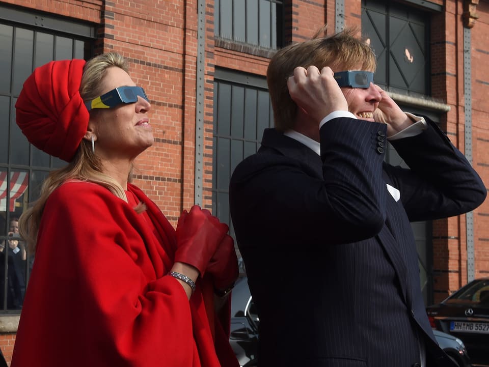 Das holländische Königspaar beim Beobachten der Sonnenfinsternis in Hamburg.
