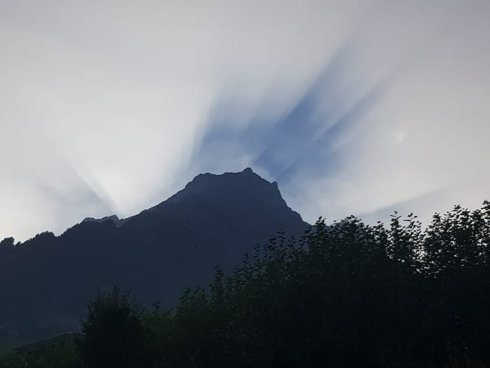 Hergiswil/NW Schattenwurf vom Berg