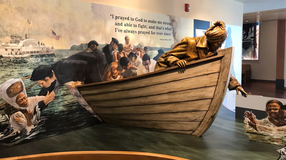 Ein nachgebautes Boot im Museum. Harriet Taubmann ist im Schiff und rettet Sklaven aus dem Wasser.