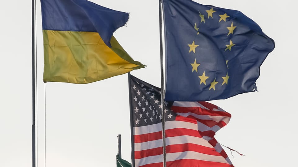 Symbolbild: Die Flaggen der Ukraine, der EU und der USA flattern im Wind.
