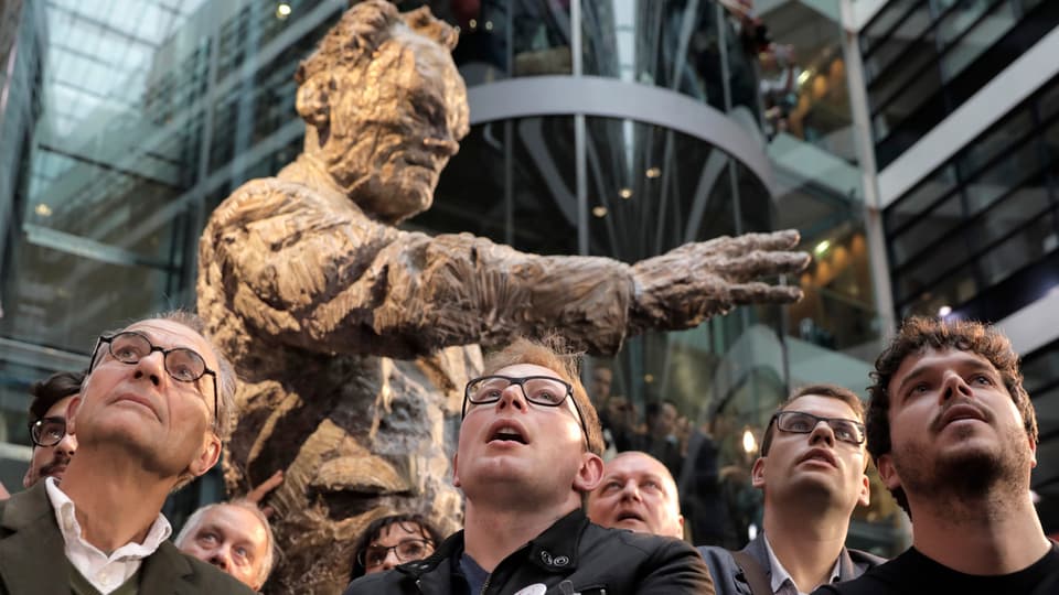 Willy-Brandt-Statue und SPD-Anhänger