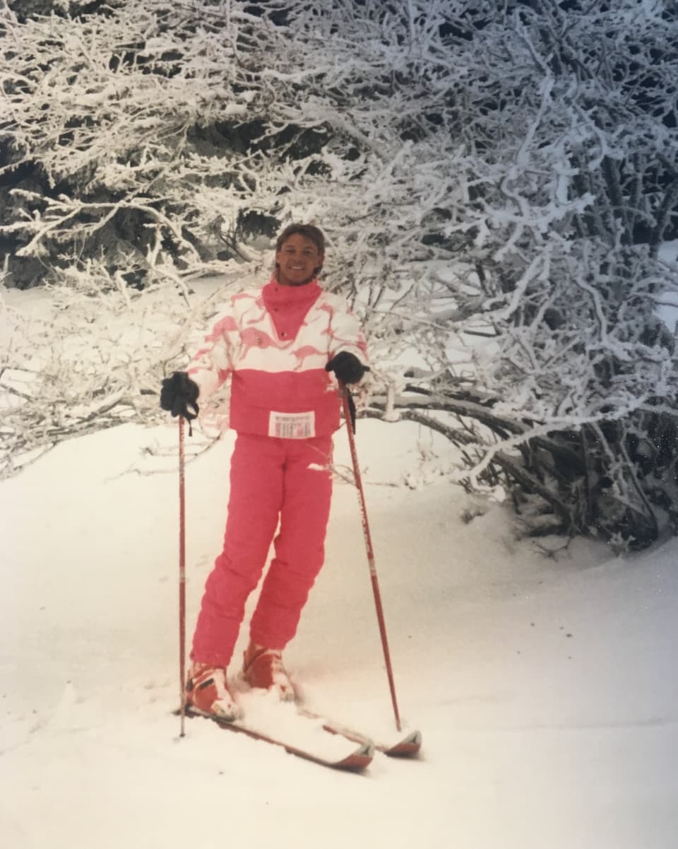 Ein mann in einem lachsfarbenen Skianzug mit Kangurur-Print.