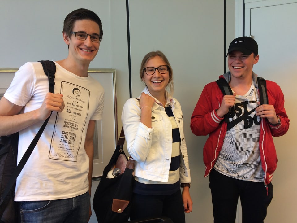 Vinzent Klass, Lorena Amgwerd und Tobias Planinz (von links nach rechts) besuchen die Wirtschaftsmittelschule. 