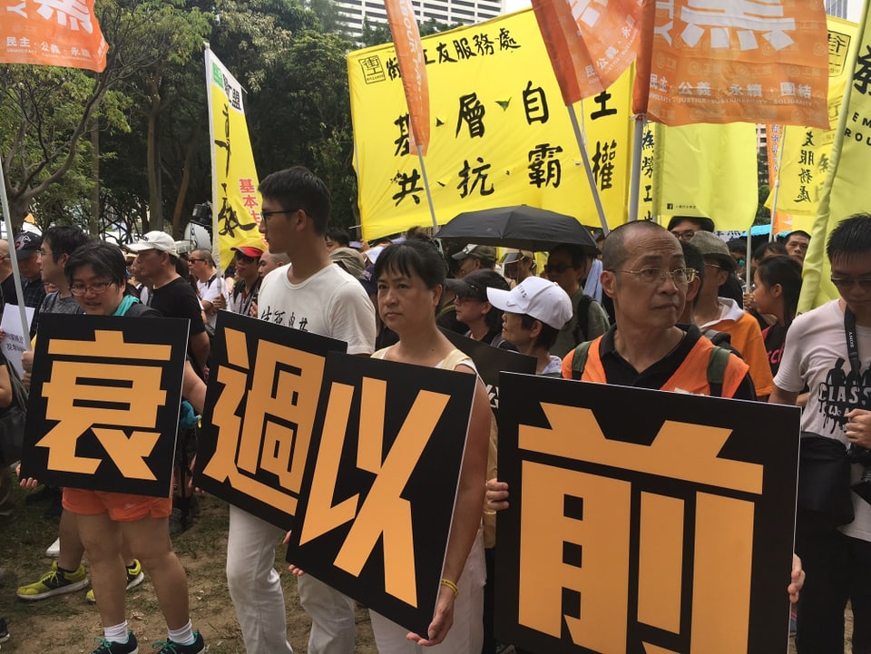 Demonstranten in Hongkong mit Schilder: «China soll sich nicht in Hongkong einmischen.»