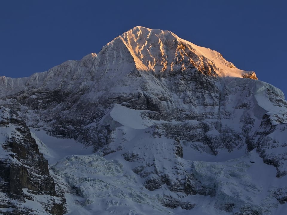 Der Mönch im Winter mit Sonnenstrahlen auf dem Gipfel.