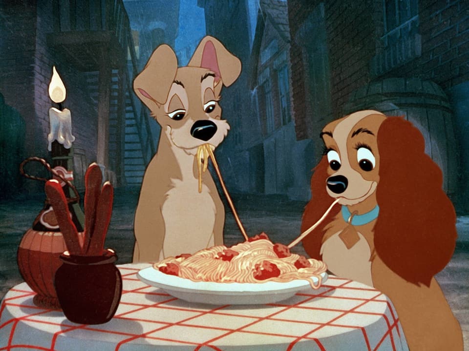 Filmszene aus Susi und Strolch, wo sie gemeinsam Spaghetti essen.