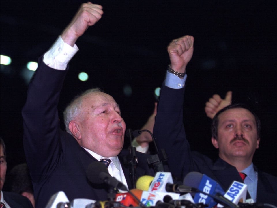 Erdogan und der frühere Ministerpräsident Erbakan an einem Parteikongress 1997.