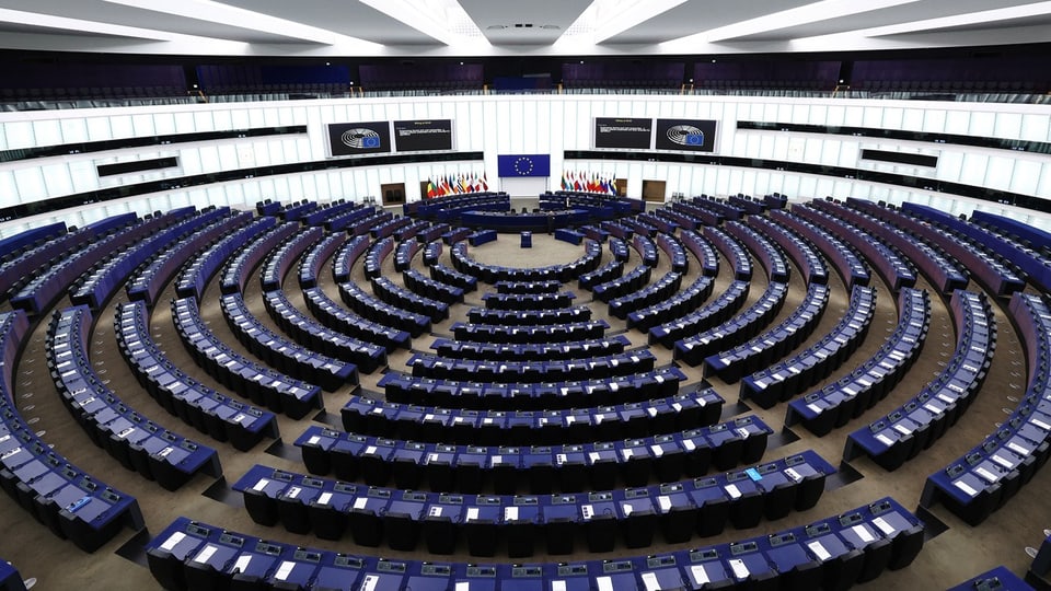 Blick auf das halbkreisförmige Plenarsaal des Europäischen Parlaments.