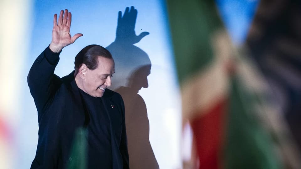 Berlusconi winkend.