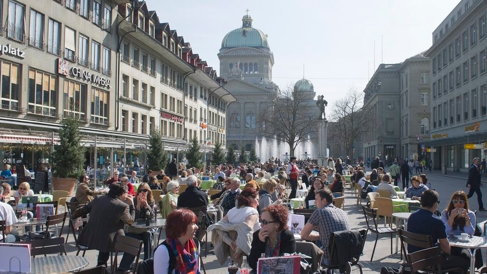 Menschen in Cafes in der Stadt Bern.