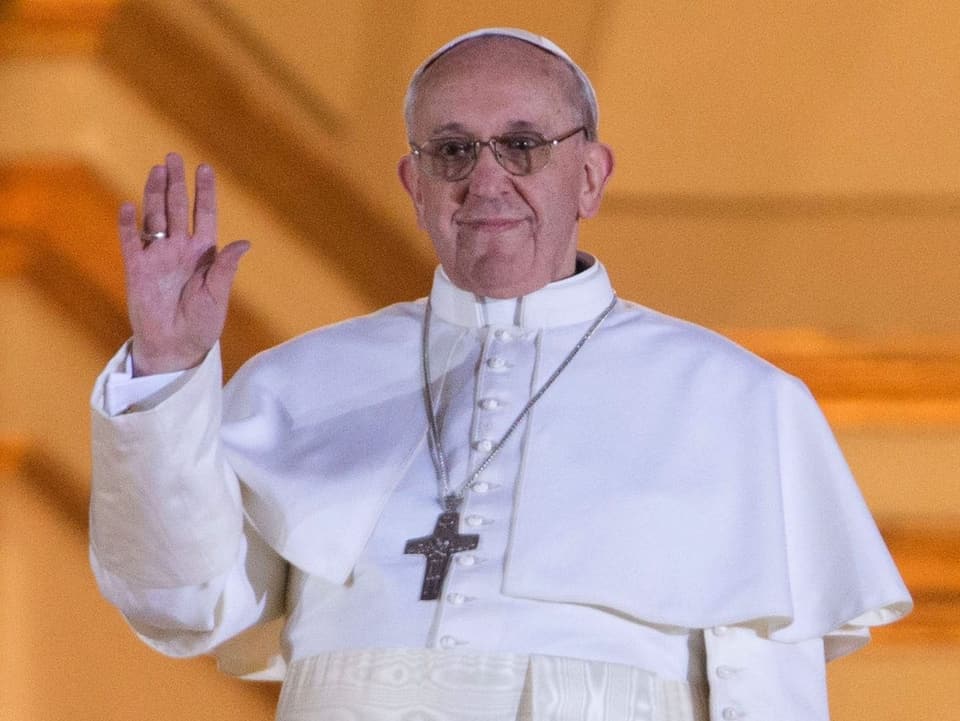 Papst Franziskus winkend.