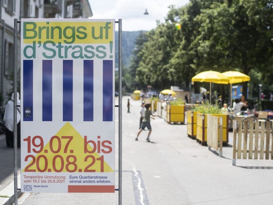 Ein Plakat zeigt die Sommeraktion der Stadt Zürich