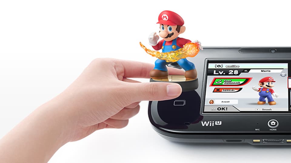 Eine Hand hält eine Amiibo-Figur auf den Wii-U-Kontroller.