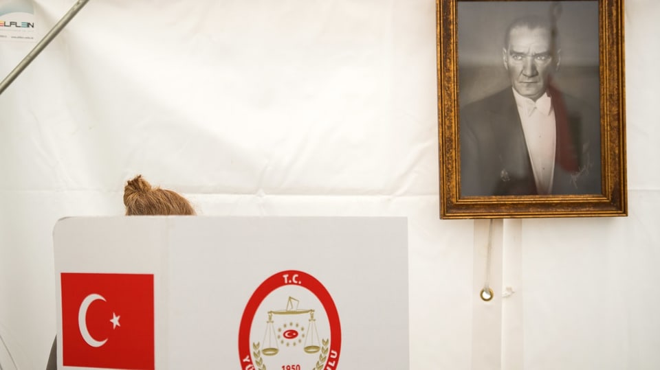 Türkische Staatsbürgerin gibt 2018 in der türkischen Botschaft in Bern ihre Stimme ab.