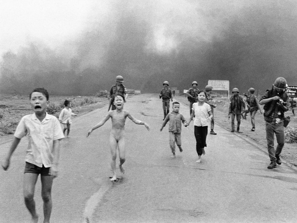 Weinende Kinder flüchten nach einer Napalm-Attacke im Vietnamkrieg am 8. Juni 1972.