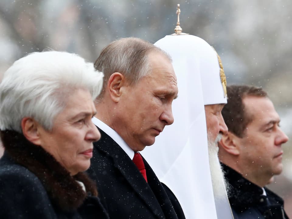 Natalia Solzhenitsyn, Wladimir Putin, Patriarch Kirill und Dmitri Medwedew in einer Reihe.