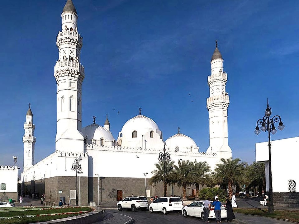 Die schneeweisse Masjid Quba Moschee in Saudi Arabien.