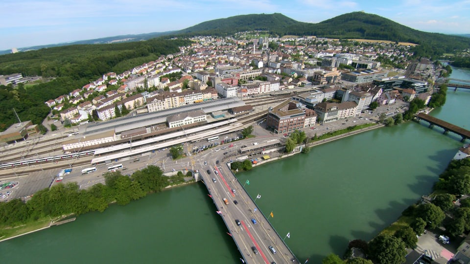 Luftaufnahme auf den Bahnhof Olten über die Aare hinweg.