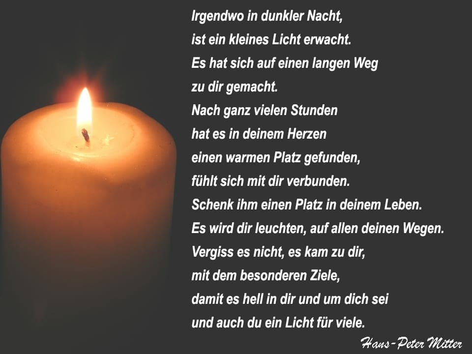 Ein Gedicht auf einem Bild mit einer brennenden Kerze.