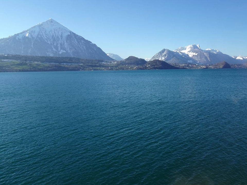 Wolkenloser Blick auf den Thunersee.