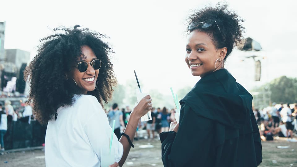 Zwei Frauen am Openair Frauenfeld