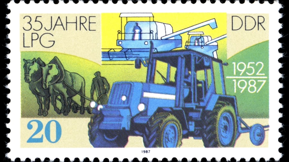 Ein Traktor ist neben anderen landwirtschaftlichen Symbolen auf einer Briefmarke abgebildet.
