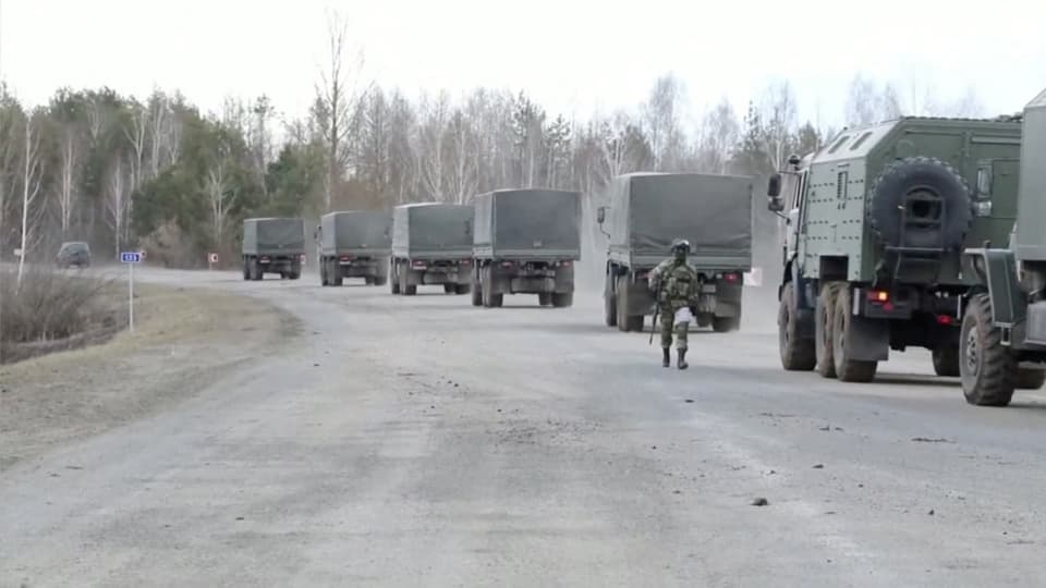 Militärlastwagen fahren 