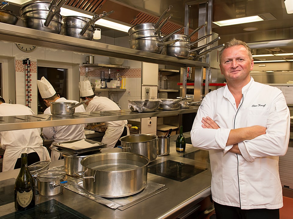 Der Spitzenkoch Peter Knogl führt das Restaurant «Cheval Blanc» wieder zu drei Sternen.