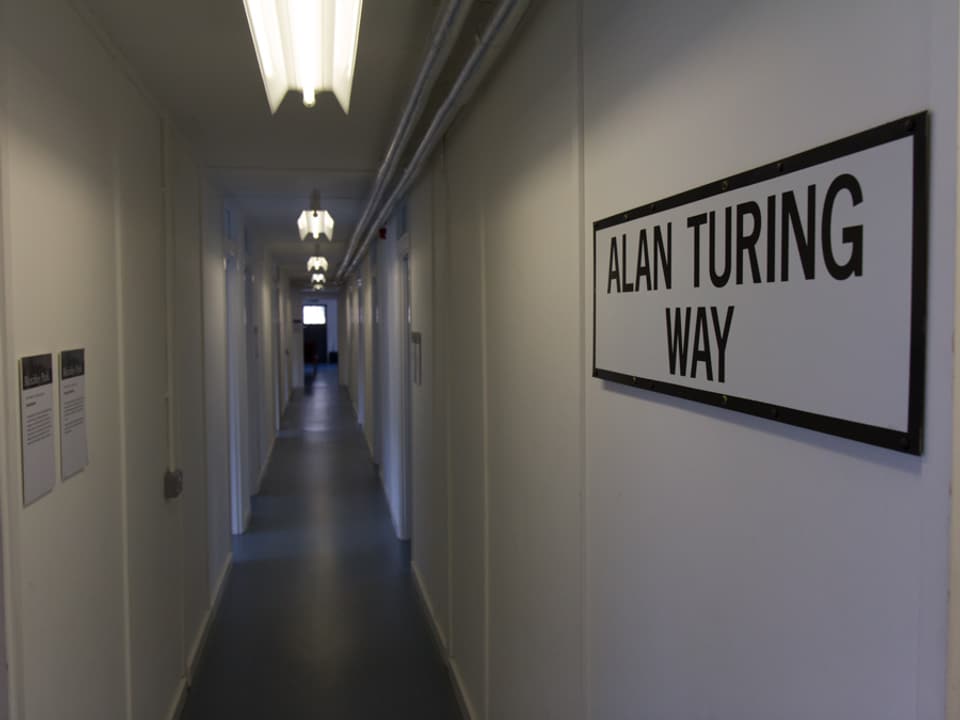 Langer Gang, an einer Wand ein Strassenschild mit der Aufschrift "Alan Turing Way"