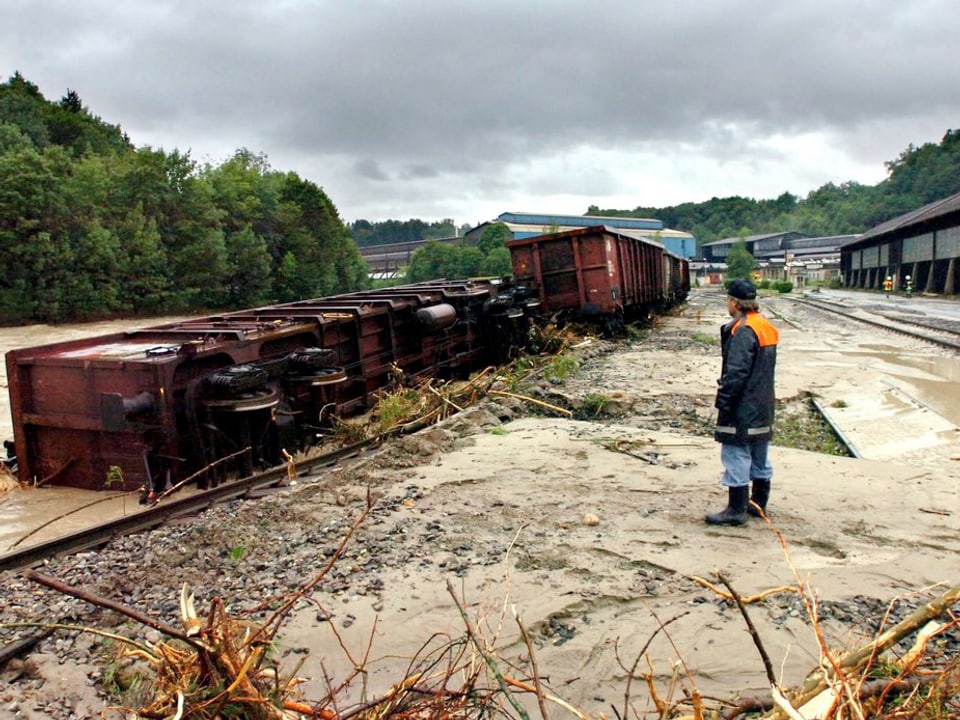 Güterwagen bei der Swiss Steel in Emmenbrücke kippten bei den Wassermassen um. 