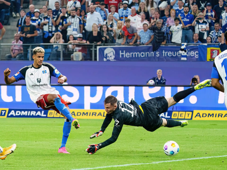 Glatzel schiebt den Ball unter dem Hertha-Hüter zum 3:0 ins Tor.