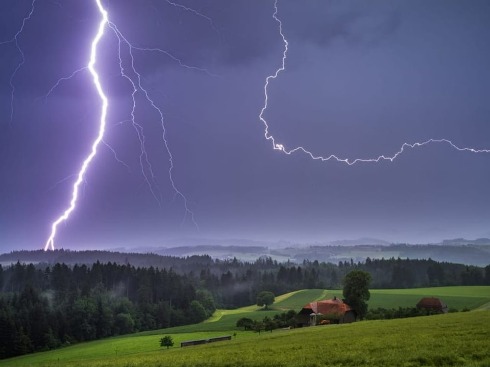 Dunkelgrauer bis fast violetter Himmel bei einem Gewitter mit Blitzeinschlag links. Unten grüne Landschaft. 