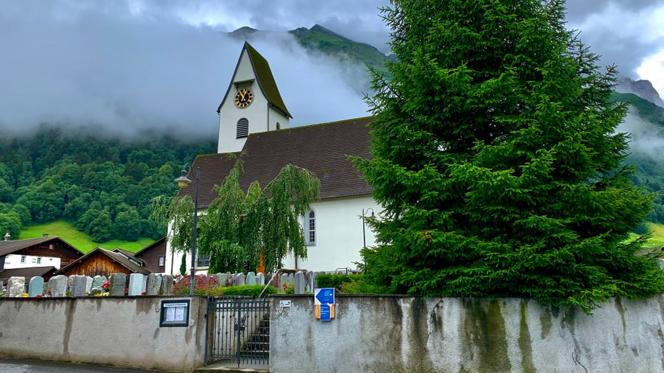 Dorfkirche von Elm dahinter dicke Regenwolken.