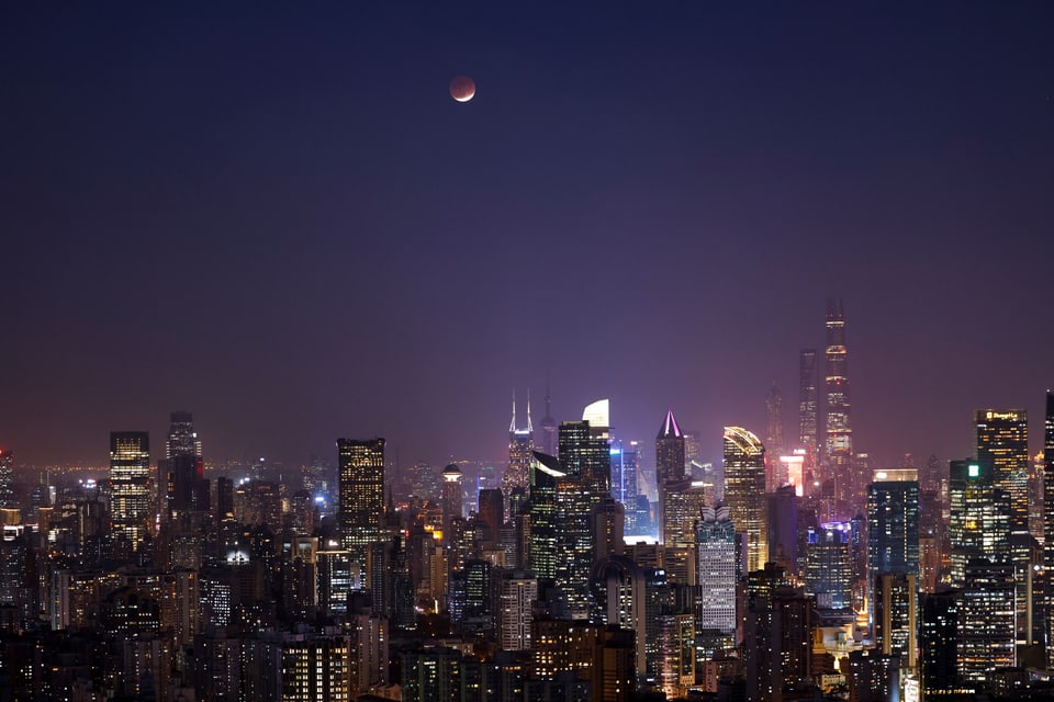 Mond über der Skyline von Shanghai.