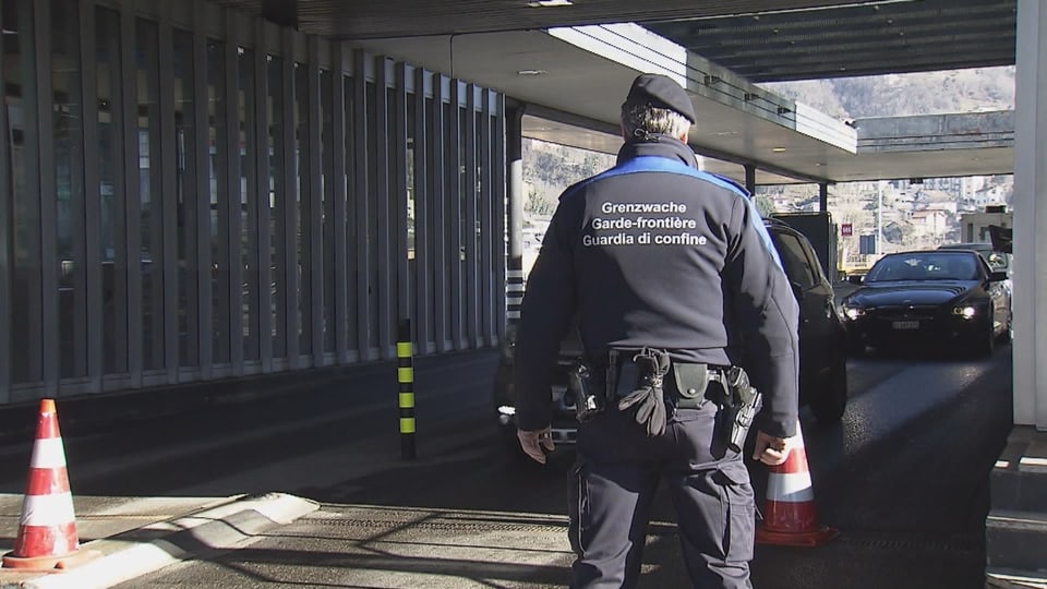 Ein Grenzwächter arbeitet an der Grenze zwischen der Schweiz und Italien.