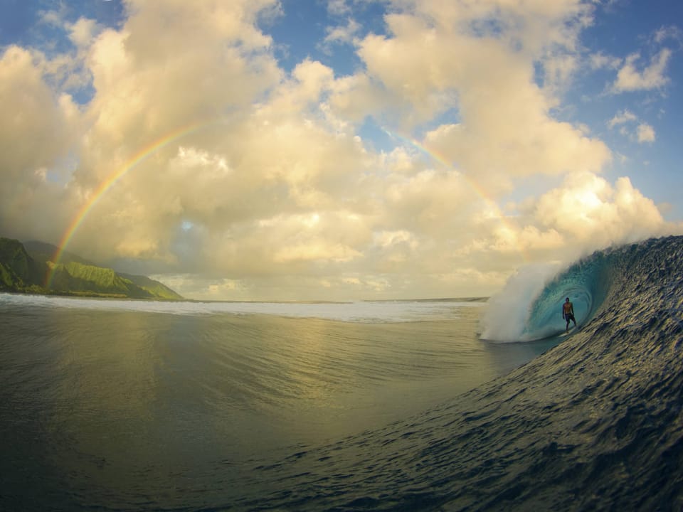 Surfer vor Regenbogen