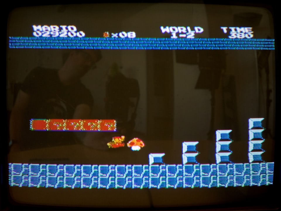 In der Höhle springt Mario über blaue Blöcke.