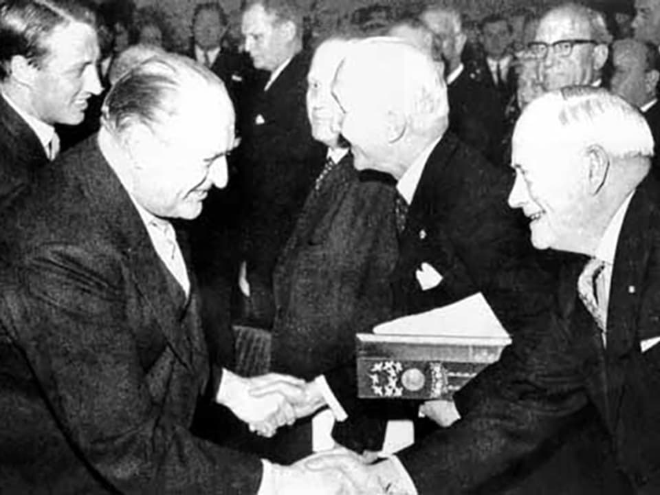 Übergabe des Friedensnobelpreises 1963 am 10. Dezember 1963 durch König Olav von Norwegen (links) an Leopold Boissier, Präsident des Internationalen Komitees vom Roten Kreuz (Mitte) 