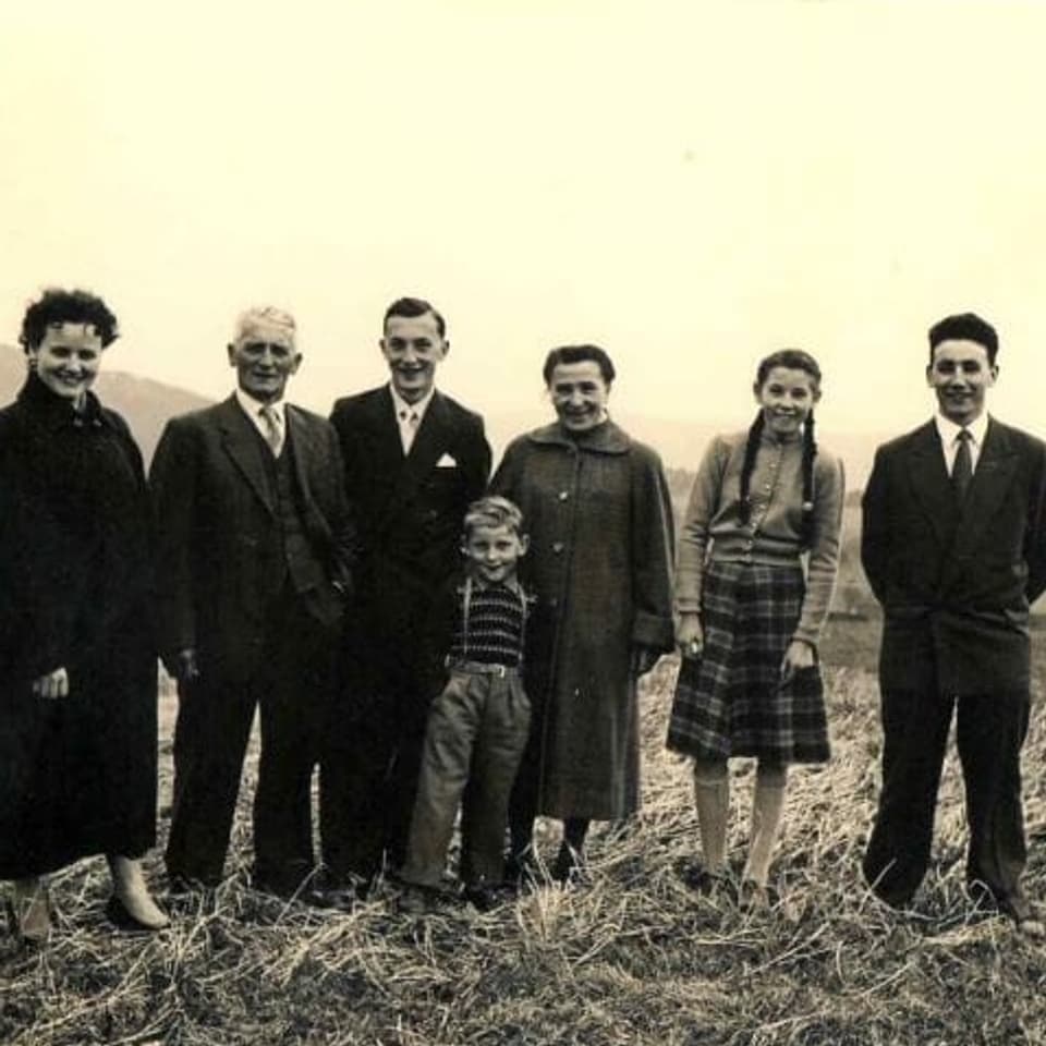 Die Konfirmation von Erwin, 1955, Ruth Walther ist in Erwartung (links).