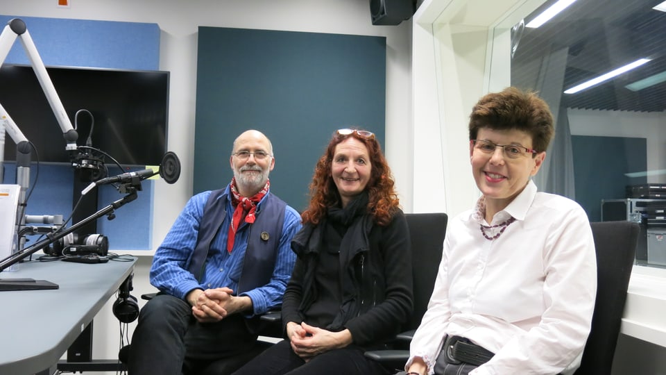 Drei Personen im SRF-Radiostudio