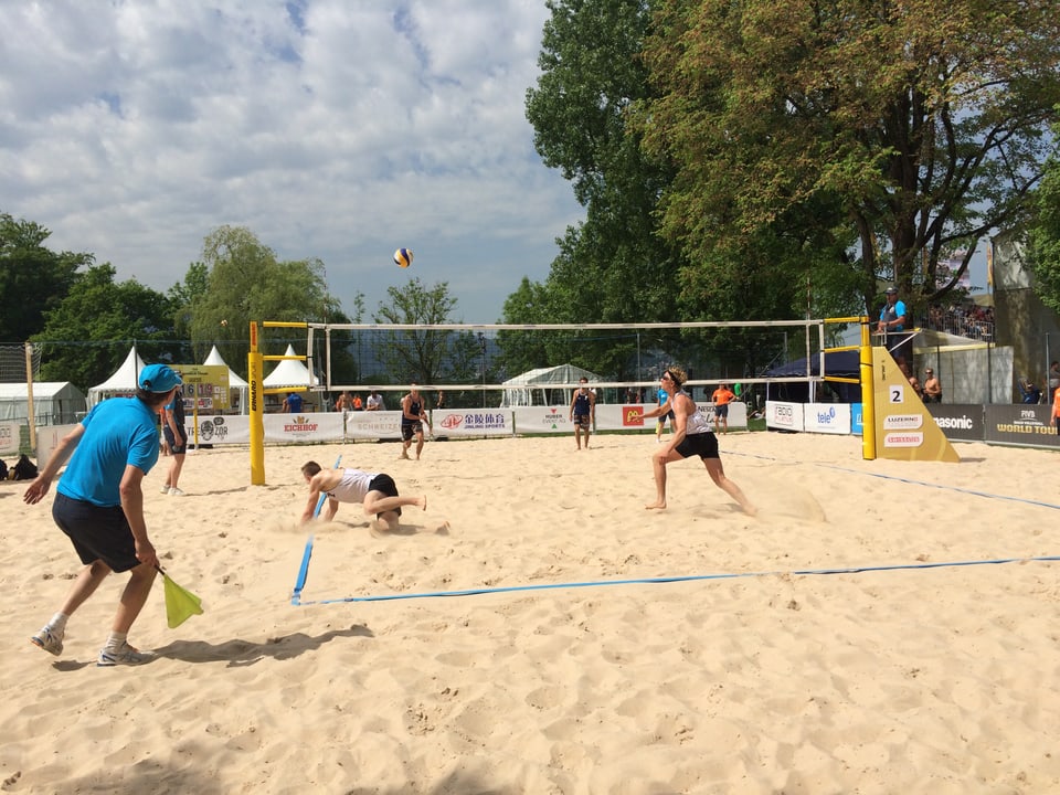 Zwei Volleyball Teams in Aktion.