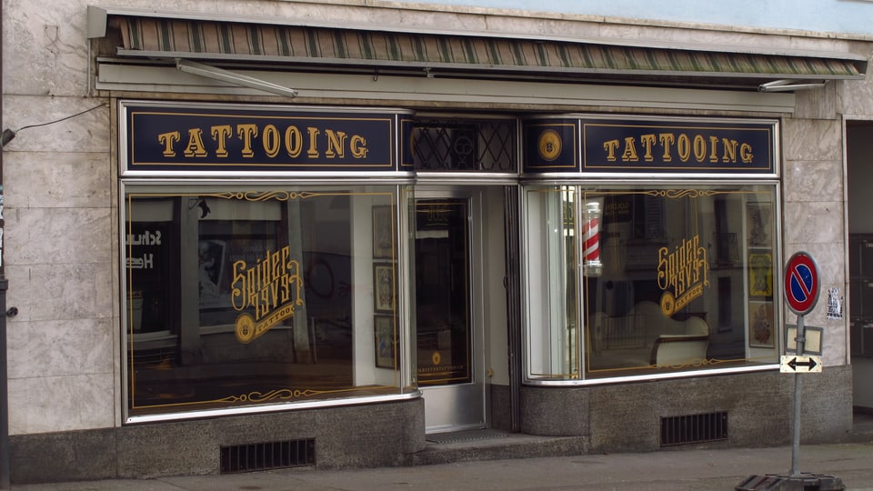 Die Schaufenster des kürzlich eröffneten Tattoo-Studios im Linsebühl