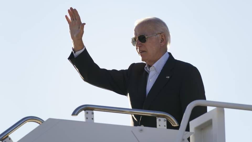 Biden winkt Gästen und Reportern zu, bevor er ins Flugzeug steigt