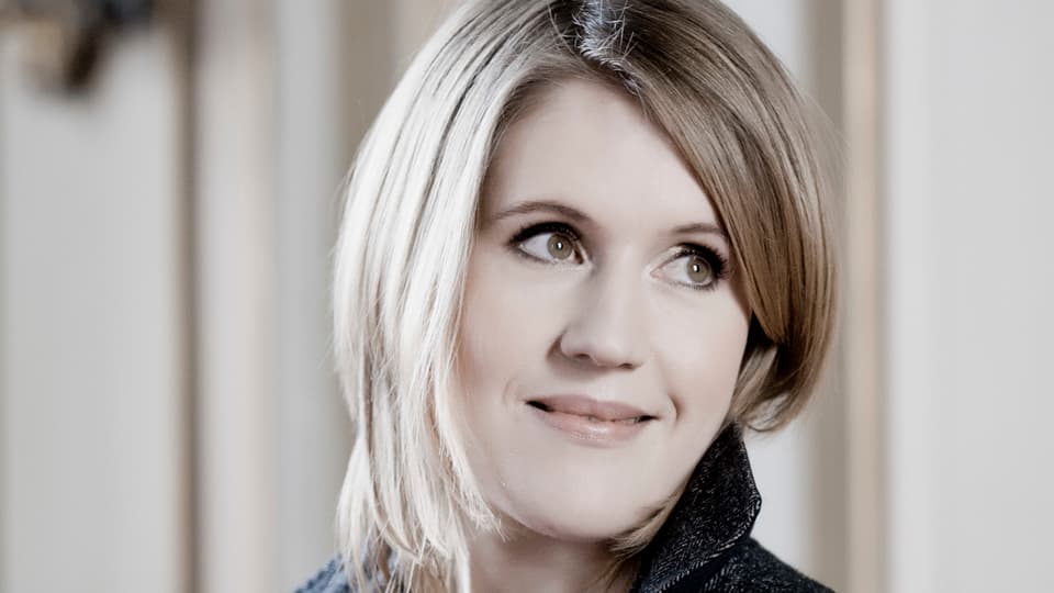 Porträtaufnahme einer Frau mit blonden Haar.