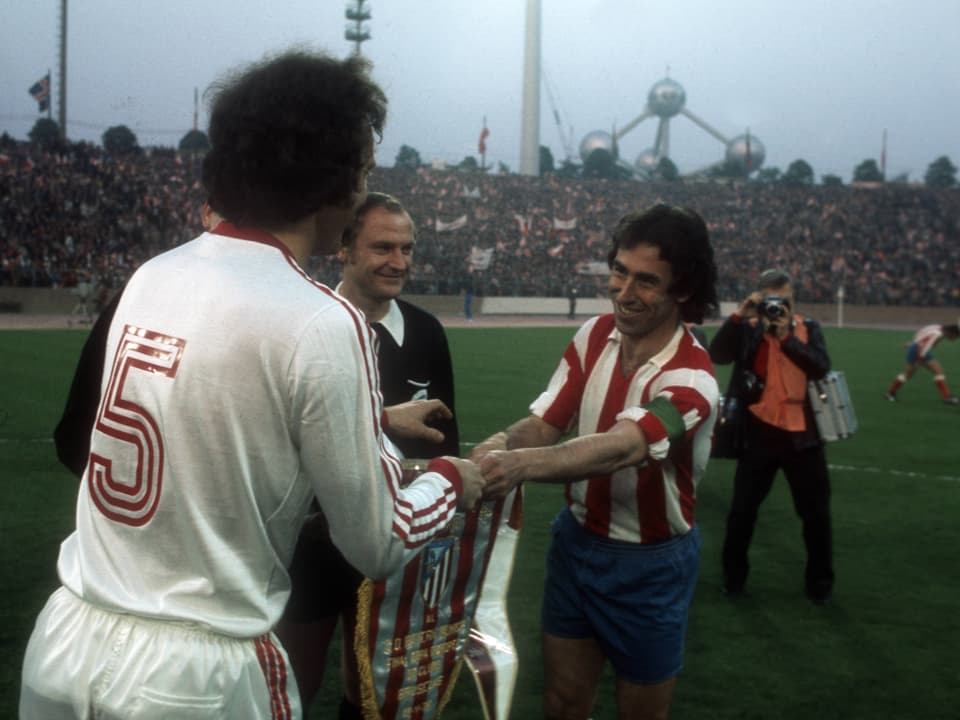 Begrüssung zwischen den Captains Franz Beckenbauer und Adelardo Rodriguez.
