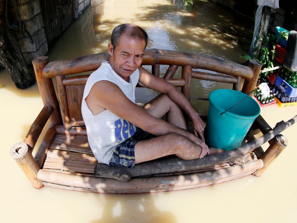 Ein Philippino aus der Stadtgemeinde Calumpit bleibt stoisch auf einem Bänklein sitzen. 